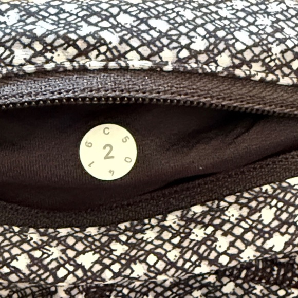 Lululemon sz 2 Speed Tight V Black and White Patterned Leggings crop great cond - Picture 5 of 5